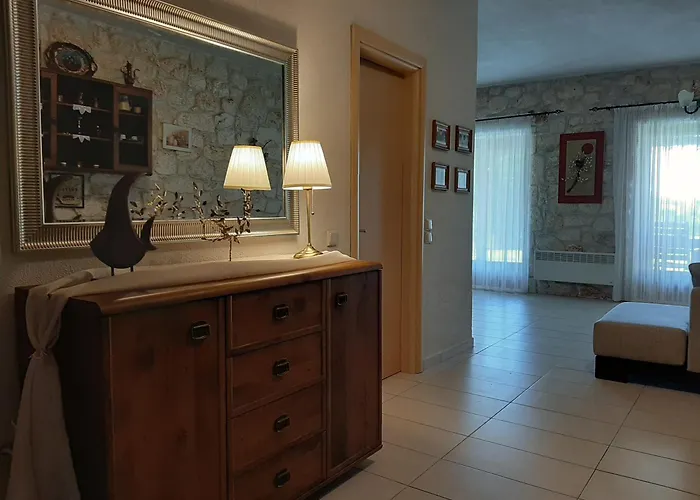Traditional Stone House סיווירי